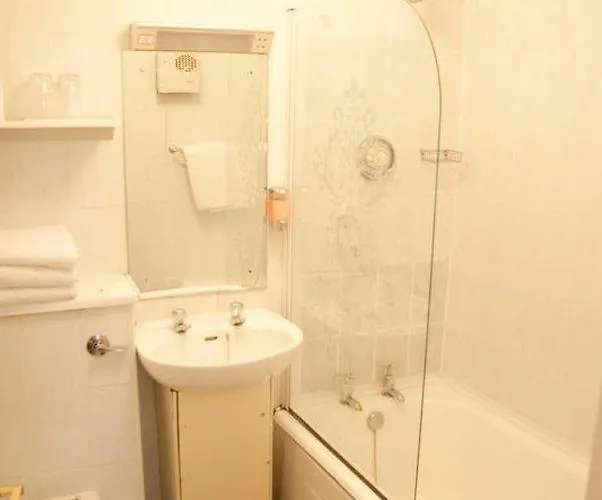 Barry's Hotel 2*